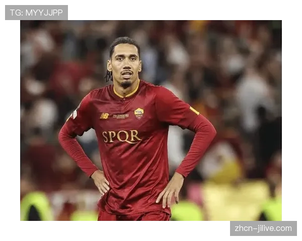 特写：受伤的罗马中卫斯莫林在看台上用笔记本记录对手前锋的跑位习惯，神情专注