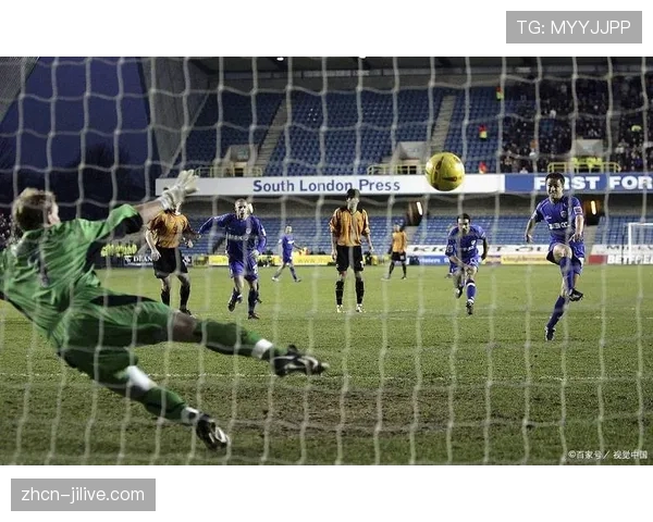 现场:法兰克福主场因球迷投掷杂物比赛中断五分钟,裁判警告可能腰斩 现场:法兰克福主场因球迷投掷杂物比赛中断五分钟,裁判警告可能腰斩